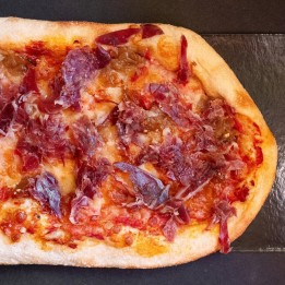 Coca de massa mare amb pernil | Can Tomàs